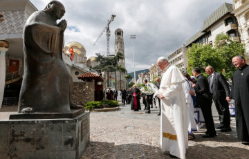 Papst Franziskus besucht das Gedenkhaus und Denkmal für Mutter Teresa am 7. Mai 2019 in Skopje.