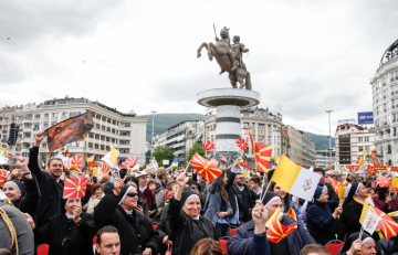 Menschen begrüßen Papst Franziskus auf dem Makedonija-Platz in Skopje (Nordmazedonien) am 7. Mai 2019.
