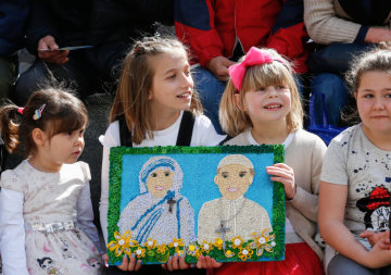 Zwei Mädchen überreichen Papst Franziskus ein Geschenk, ein selbstgemaltes Bild mit Mutter Teresa und dem Papst, beim Besuch des Gedenkhauses und Denkmals für Mutter Teresa am 7. Mai 2019 in Skopje (Nordmazedonien).