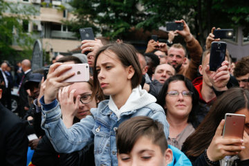Menschen fotografieren Papst Franziskus bei dessen Ankunft auf dem Makedonija-Platz in Skopje (Nordmazedonien) am 7. Mai 2019.