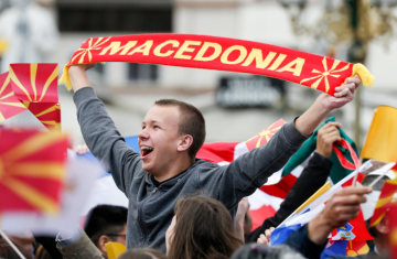 Ein Junge hält einen Schal hoch mit der Aufschrift "Macedonia" während er mit anderen Menschen Papst Franziskus begrüßt auf dem Makedonija-Platz in Skopje (Nordmazedonien) am 7. Mai 2019.