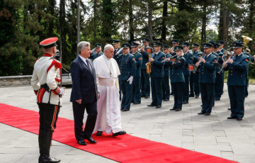 Gjorge Ivanov (2.v.l.), Staatspräsident von Nordmazedonien, und Papst Franziskus am 7. Mai 2019 in Skopje.