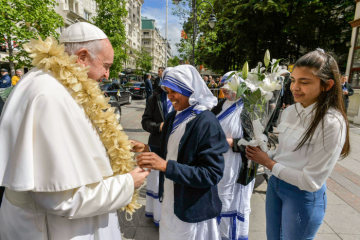 Papst Franziskus begrüßt Ordensfrauen der Missionarinnen der Nächstenliebe, auch Mutter-Teresa-Schwestern, beim Besuch des Gedenkhauses und Denkmals für Mutter Teresa am 7. Mai 2019 in Skopje.