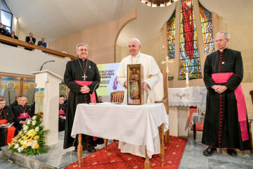 Kiro Stojanov, Bischof von Skopje, und Papst Franziskus mit einer Figur der Mutter Teresa während der Begegnung mit Priestern und ihren Familien in der Kirche Heiliges Herz Jesu am 7. Mai 2019 in Skopje (Nordmazedonien).