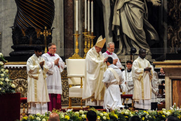 Papst Franziskus legt einem Priester die Hände auf, bei dessen Priesterweihe am 12. Mai 2019 im Petersdom im Vatikan.
