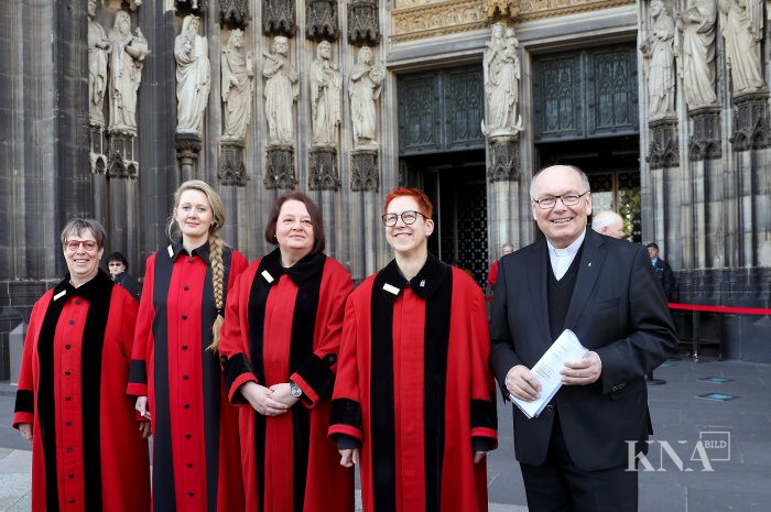 Erste Domschweizerinnen am Kölner Dom