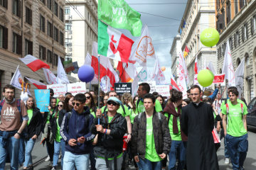 Teilnehmer mit Plakaten und bunten Luftballons beim "Marsch für das Leben" (Marcia Nazionale per la Vita) am 18. Mai 2019 in Rom.