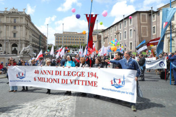 Teilnehmer mit Plakaten und bunten Luftballons beim "Marsch für das Leben" (Marcia Nazionale per la Vita) am 18. Mai 2019 in Rom.