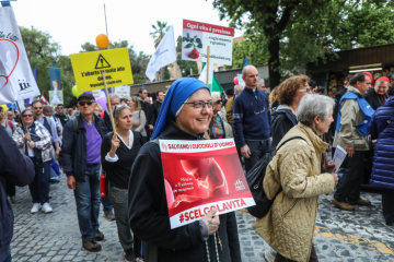 Teilnehmer mit Plakaten beim "Marsch für das Leben" (Marcia Nazionale per la Vita) am 18. Mai 2019 in Rom.