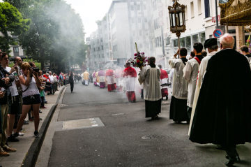 Ministranten mit Weihrauch und Geistliche während einer Fronleichnamsprozession am 31. Mai 2018 in Köln.