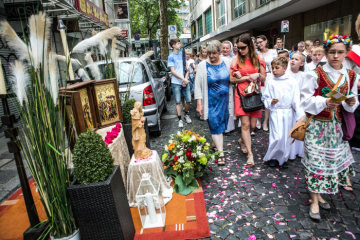 Ein geschmückter Altar steht am Straßenrand während einer Fronleichnamsprozession am 31. Mai 2018 in Köln.