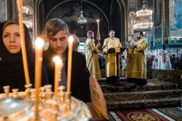 Eine Frau und ein Mann stehen vor einem Kerzenaltar während eines ukrainisch-orthodoxen Gottesdienstes des Kiewer Patriarchats am 28. Oktober 2018 in der Kathedrale Wladimir in Kiew.