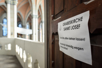 Ein Zettel an einer Tür in der Grabeskirche Sankt Josef in Aachen weist darauf hin, die Tür offen zu lassen, am 18. Februar 2019.