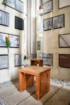 Sitzbänke stehen zwischen Urnenstelen in der Grabeskirche Sankt Josef in Aachen am 18. Februar 2019.