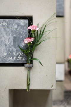 Blumen sind an einer Urnenstele befestigt in der Grabeskirche Sankt Josef in Aachen am 18. Februar 2019.