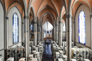 Urnenstelen in der Grabeskirche Sankt Josef in Aachen am 18. Februar 2019. Durch den Mittelgang fließt ein Fluss des Todes von einer Quelle zum Taufbecken. Darüber ist ein stilisiertes Schiff des Lebens aufgehängt.