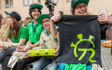 Jugendliche mit einem grünem Projekt-Paket während der Auftaktveranstaltung zur 72-Stunden-Aktion des BDKJ (Bund der Deutschen Katholischen Jugend) am 23. Mai 2019 in Würzburg. Ein Mädchen hält ein T-Shirt mit dem Aufdruck "72" hoch.