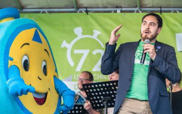 Thomas Andonie, Bundesvorsitzender des Bundes der Deutschen Katholischen Jugend (BDKJ), spricht auf der Bühne während der Auftaktveranstaltung zur 72-Stunden-Aktion des BDKJ am 23. Mai 2019 in Würzburg. Neben ihm steht das Maskottchen Stoppi.