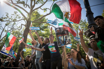 Menschen demonstrieren mit Fahnen von Israel und ehemaligen Flaggen des Iran gegen den Al-Kuds-Marsch am 1. Juni 2019 in Berlin.