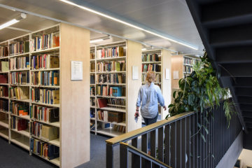 Eine Studentin geht durch die Bibliothek der Hochschule für Jüdische Studien Heidelberg (HfjS) am 27. Mai 2019.