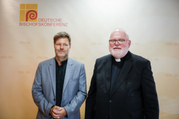 Robert Habeck (l.), Vorsitzender des Bundesvorstands der Partei Bündnis 90/Die Grünen, und Kardinal Reinhard Marx (r.), Vorsitzender der Deutschen Bischofskonferenz (DBK), treffen sich am 14. Juni 2019 in Berlin zu einem Spitzengespräch.