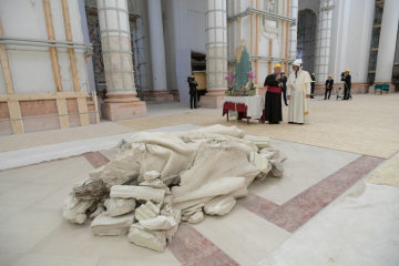 Papst Franziskus und Francesco Massara, Erzbischof von Camerino-San Severino Marche, am 16. Juni 2019 in der Kathedrale von Camerino, einem Ort in der vom Erdbeben getroffenen Region Macerata.