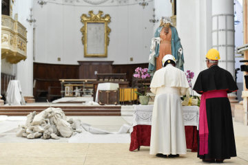 Papst Franziskus und Francesco Massara, Erzbischof von Camerino-San Severino Marche, beten am 16. Juni 2019 in der Kathedrale von Camerino, einem Ort in der vom Erdbeben getroffenen Region Macerata.
