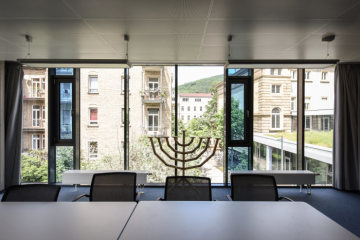 Ein Chanukkaleuchter steht vor einer Fensterwand im Beth Midrasch, einem Gebetsraum, in der Hochschule für Jüdische Studien Heidelberg (HfjS) am 27. Mai 2019.