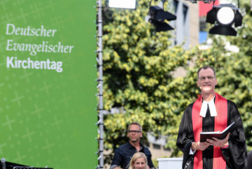 Der Kirchentagspastor Arnd Schomerus spricht bei der Eröffnung des Deutschen Evangelischen Kirchentags (DEKT) am 19. Juni 2019 in Dortmund.