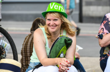 Eine junge Frau mit einem grünen Hut lacht in die Kamera bei der Eröffnung des Deutschen Evangelischen Kirchentags (DEKT) am 19. Juni 2019 in Dortmund.