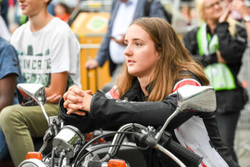 Eine Motorradfahrerin betet während des Motorradgottesdienstes am 20. Juni 2019 auf dem Deutschen Evangelischen Kirchentag (DEKT) in Dortmund.