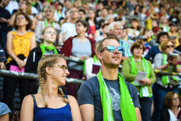 Teilnehmer am 23. Juni 2019 beim Schlussgottesdienst des Deutschen Evangelischen Kirchentags (DEKT) im Fußballstadion Signal Iduna Park in Dortmund.