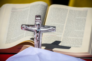 Ein silbernes Kruzifix ist vor einem aufgeschlagenen liturgischen Buch aufgestellt  am 23. Juni 2019 in Dortmund.