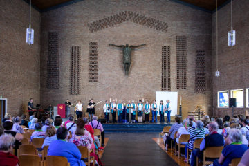 Pfarrerinnen und Zelebrantinnen stehen vor der Gemeinde in der Melanchthon-Kirche am 22. Juni 2019 in Dortmund bei einem ökumenischen Frauengottesdienst auf dem Deutschen Evangelischen Kirchentag (DEKT).