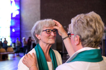 Eine Zelebrantin segnet eine Frau bei einem ökumenischen Frauengottesdienst in der Melanchthon-Kirche auf dem Deutschen Evangelischen Kirchentag (DEKT) am 22. Juni 2019 in Dortmund.