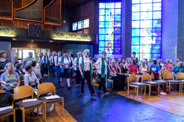 Einzug von Pfarrerinnen und Zelebrantinnen in die Melanchthon-Kirche am 22. Juni 2019 in Dortmund zu einem ökumenischen Frauengottesdienst auf dem Deutschen Evangelischen Kirchentag (DEKT).