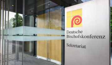 Logo der Deutschen Bischofskonferenz (DBK) auf einem Schild neben dem Eingang zum Sekretariat der DBK in Bonn am 28. Mai 2015.