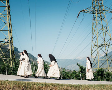 Ordensschwestern gehen einen Hügel hiauf vor der Messe anlässlich der Weihe von sechs Seminaristen der Priesterbruderschaft St. Pius X. zu Priestern am 28. Juni 2019 auf dem Gelände des Priesterseminars der Piusbrüder in Econe (Schweiz).