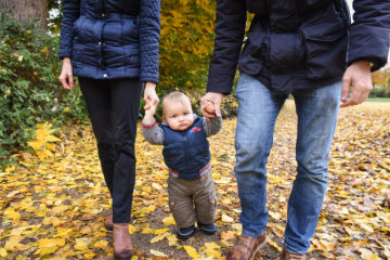 Eine Frau und ein Mann gehen mit ihrem Sohn im herbstlichen Park spazieren, am 11. November 2018 in Düsseldorf.