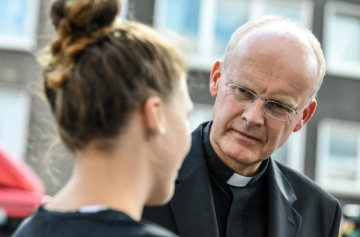 Franz-Josef Overbeck, Bischof von Essen, im Gespräch mit einer jungen Frau am 2. September 2019 in Essen.