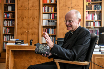Franz-Josef Overbeck, Bischof von Essen, am 2. September 2019 in seiner Wohnung im Bischofshaus in Essen.