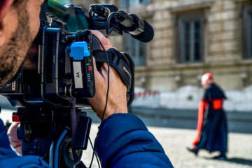 Ein Kameramann filmt einen vorbeigehenden Kardinal am 21. Februar 2019 im Vatikan.
