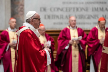 Papst Franziskus zelebriert am 3. November 2018 eine Gedenkmesse für verstorbene Kardinäle und Bischöfe im Petersdom im Vatikan. Hinter ihm stehen Kardinäle.