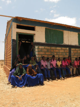 Kinder sitzen vor einer Schule im Dorf Waaf Dhuug in der Somali-Region am 3. April 2017.