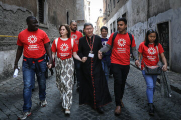 Kardinal Luis Antonio Gokim Tagle, Erzbischof von Manila und Präsident von Caritas Internationalis, nimmt zusammen mit jungen Menschen teil an einem Solidaritätsmarsch im Rahmen der Kampagne "Share the Journey" am 21. Oktober 2018 in Rom.