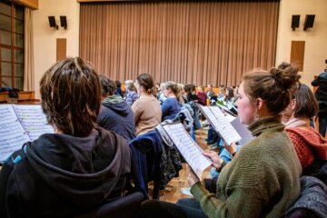 Chormitglieder mit ihren Notenheften bei einer Probe zu den Oberammergauer Passionsspielen 2020 am 7. Dezember 2019 in Oberammergau.