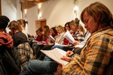 Darsteller lesen in ihren Textbüchern bei einer Leseprobe zu den Oberammergauer Passionsspielen 2020 am 7. Dezember 2019 in Oberammergau.