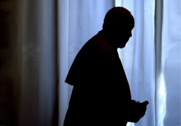 Die Silhouette von Papst Franziskus vor einem Vorhang am 25. Juni 2018 im Vatikan.
