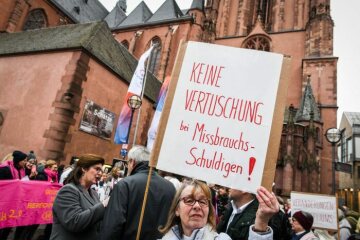 Eine Frau hält ein Schild mit der Aufschrift "Keine Vertuschung bei Missbrauchsschuldigen!" bei einer Demonstration zum Einzug der Synodalversammlung in den Frankfurter Dom am 30. Januar 2020 in Frankfurt.