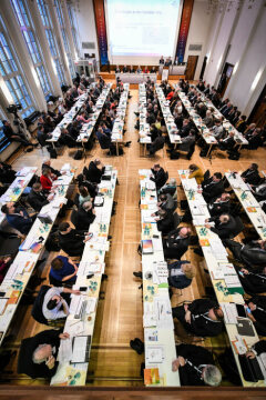 Blick von oben auf die Teilnehmer an langen Tischen beim Auftakt der Beratungen der Synodalversammlung am 31. Januar 2020 im Dominikanerkloster in Frankfurt.